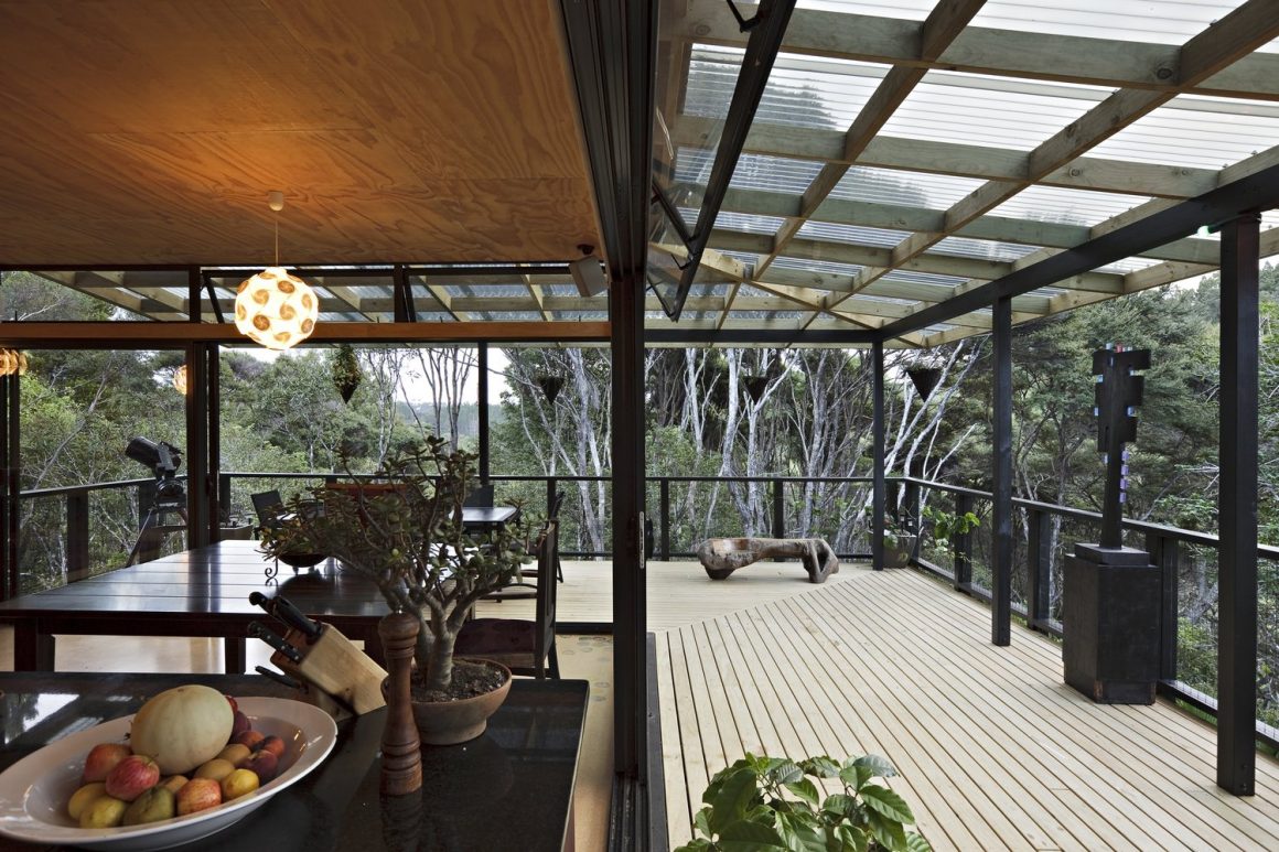 Titirangi House in the trees by Mercer and Mercer 6