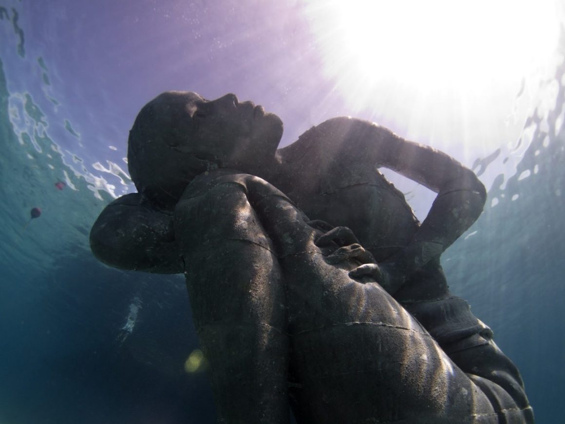 Ocean Atlas in Nassau, Bahamas by Jason deCaires Taylor - Design Father