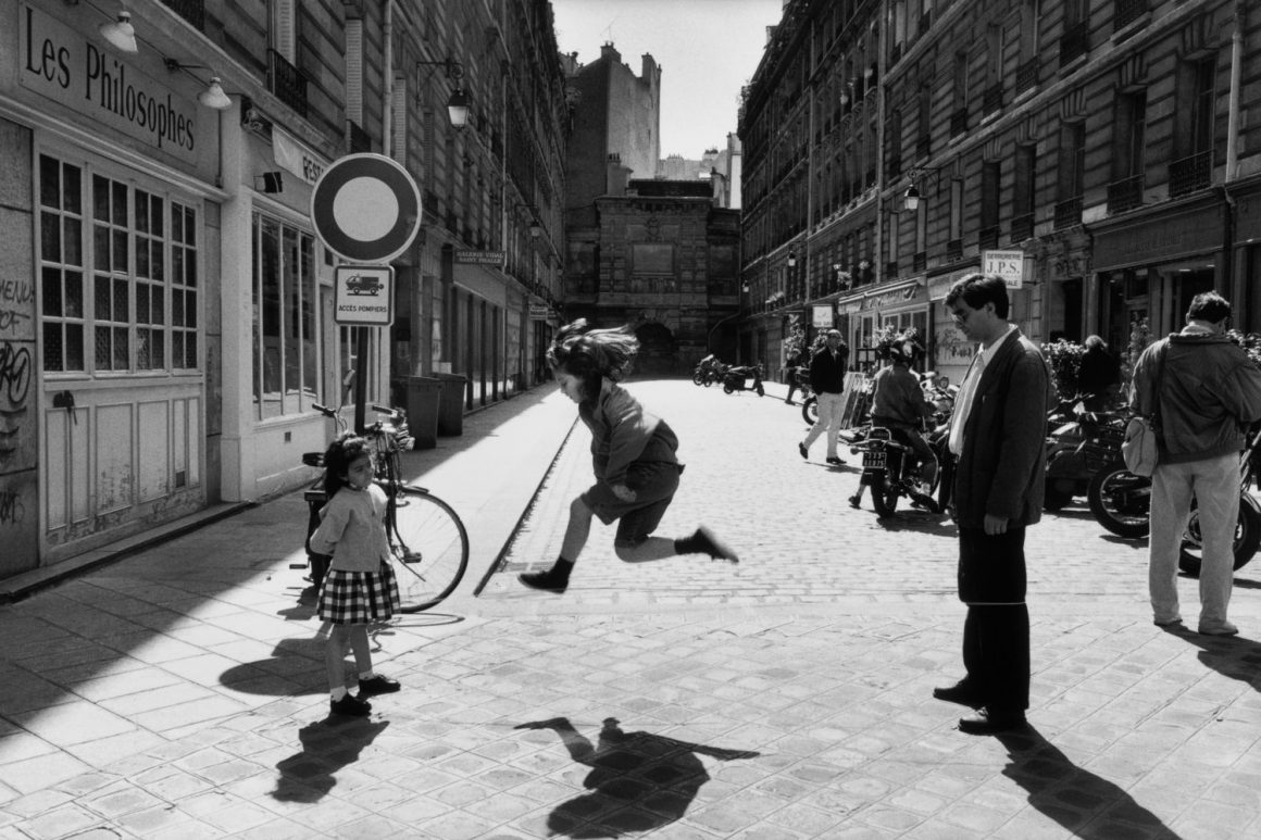 "French Kiss – A Love Letter to Paris" by Peter Turnley 16