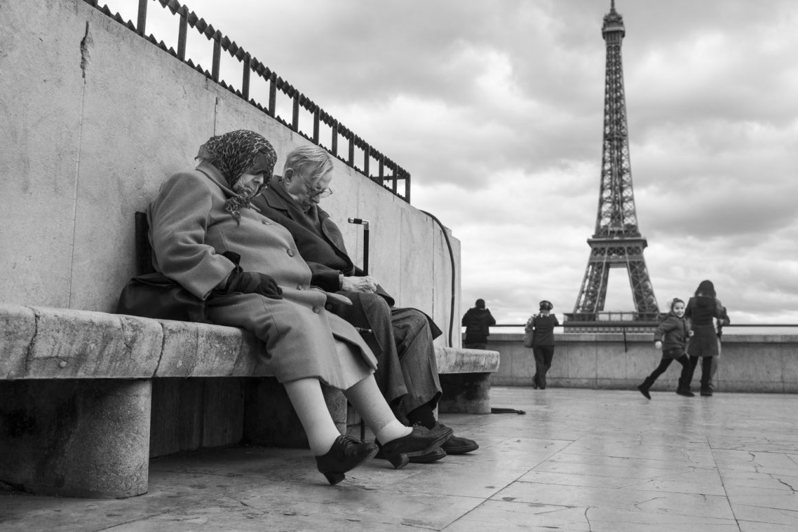 "French Kiss – A Love Letter to Paris" by Peter Turnley 17