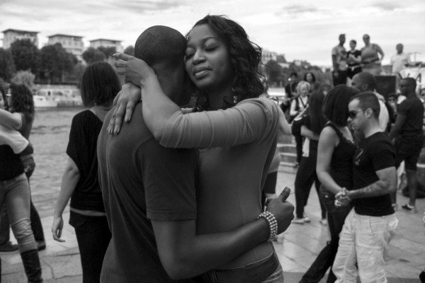 "French Kiss – A Love Letter to Paris" by Peter Turnley 5