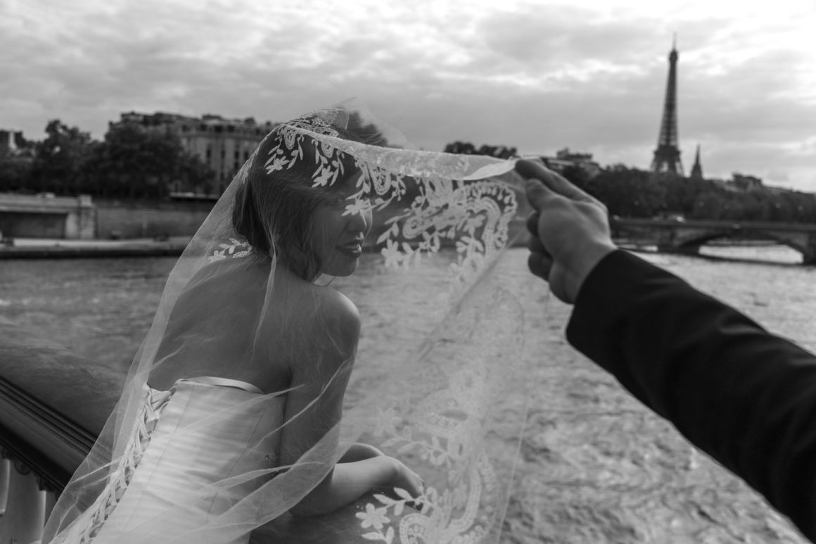 "French Kiss – A Love Letter to Paris" by Peter Turnley 19