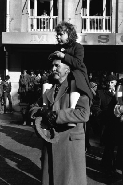 "French Kiss – A Love Letter to Paris" by Peter Turnley 24