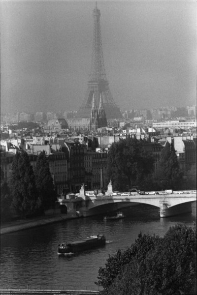 "French Kiss – A Love Letter to Paris" by Peter Turnley 26