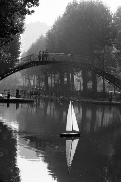 "French Kiss – A Love Letter to Paris" by Peter Turnley 31