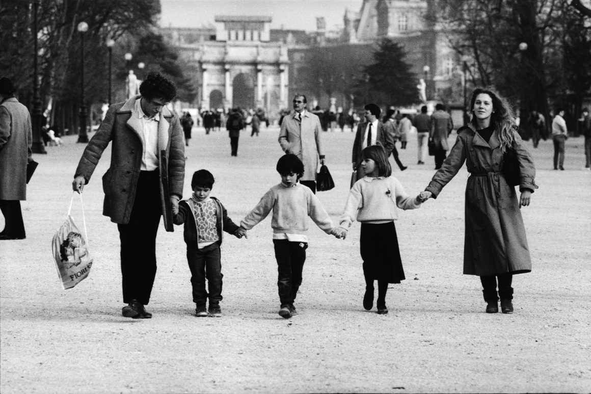 "French Kiss – A Love Letter to Paris" by Peter Turnley 33