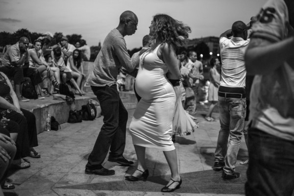 "French Kiss – A Love Letter to Paris" by Peter Turnley 8