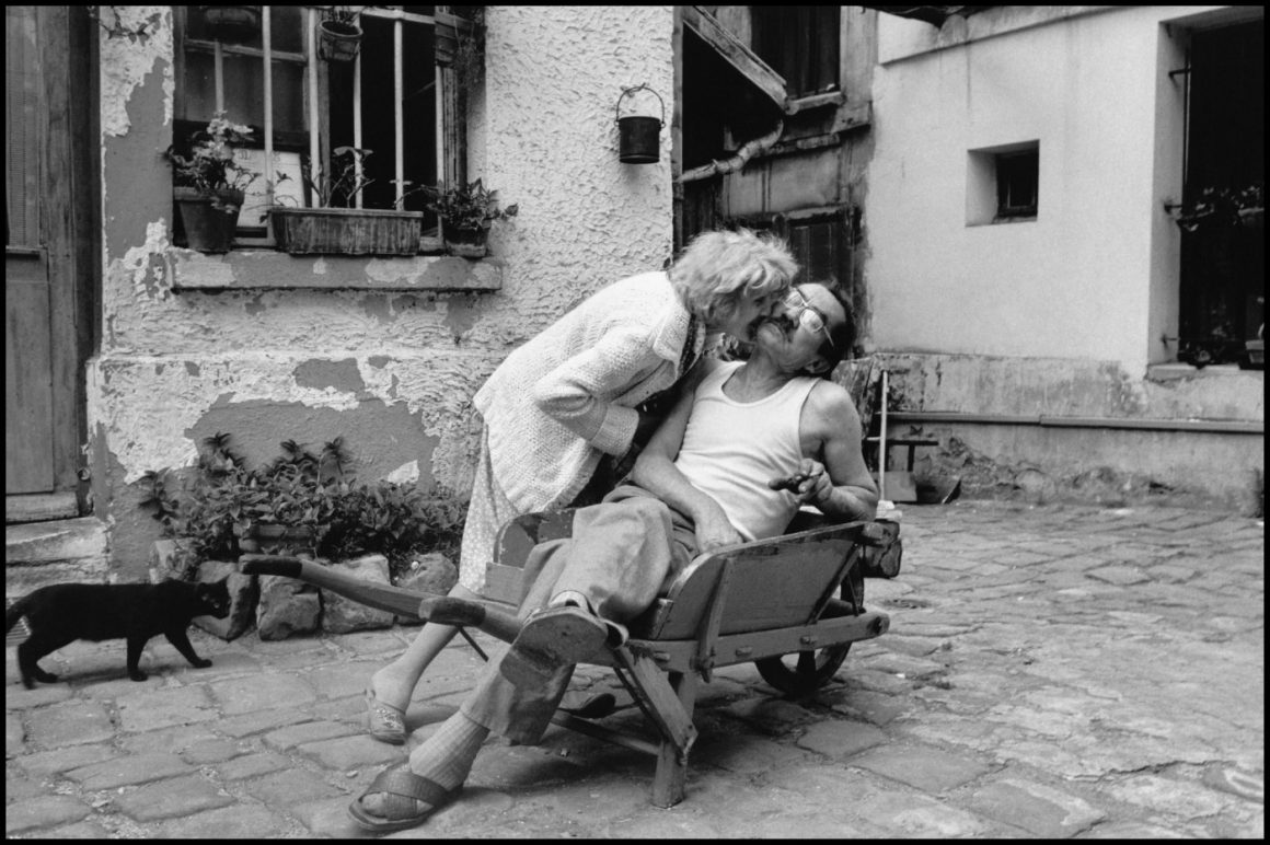 "French Kiss – A Love Letter to Paris" by Peter Turnley 9