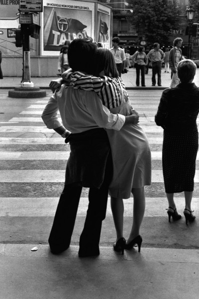 "French Kiss – A Love Letter to Paris" by Peter Turnley 4